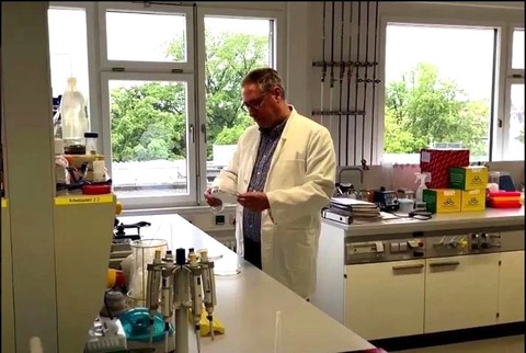 Nhà khoa học Đức dự đoán kết quả Euro 2024 bằng vi khuẩn chết người E. coli- Ảnh 1. Nhà khoa học Markus Egert dùng vi khuẩn E. coli để dự đoán kết quả Euro 2024 - Ảnh: The Sun