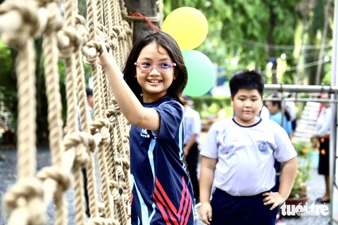 Công viên văn hóa Lê Thị Riêng khai trương sân vận động liên hoàn, miễn phí cho người dân- Ảnh 1. Khu vận động ở công viên Lê Thị Riêng thu hút đông đảo các em nhỏ - Ảnh: NGỌC QUÝ