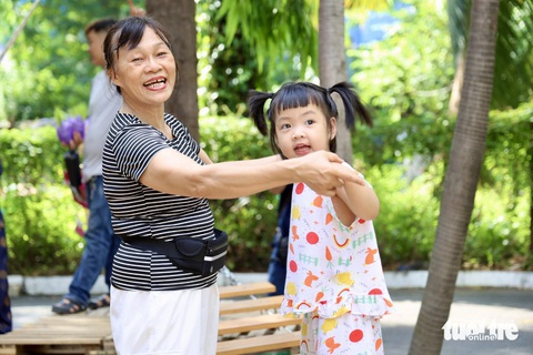 Công viên văn hóa Lê Thị Riêng khai trương sân vận động liên hoàn, miễn phí cho người dân- Ảnh 3. Nhiều phụ huynh mừng rỡ vì có thêm sân chơi vận động miễn phí cho các em nhỏ - Ảnh: NGỌC QUÝ
