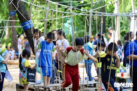 Công viên văn hóa Lê Thị Riêng khai trương sân vận động liên hoàn, miễn phí cho người dân- Ảnh 10. Mặc dù mới khánh thành, sân vận động đã thu hút hàng chục em nhỏ tới tham gia - Ảnh: NGỌC QUÝ