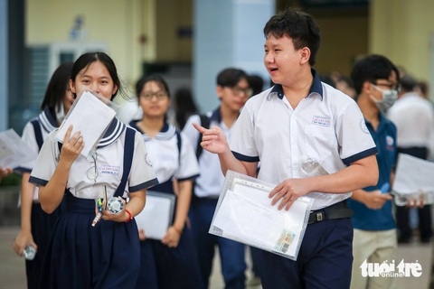 Đề văn thi vào lớp 10 TP.HCM: Thí sinh, giáo viên khen hay- Ảnh 3. Thí sinh thi vào lớp 10 TP.HCM môn văn sáng 6-6 - Ảnh: PHƯƠNG QUYÊN