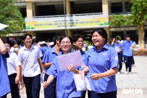 Đề văn thi vào lớp 10 TP.HCM: Thí sinh, giáo viên khen hay- Ảnh 6. Thí sinh kết thúc môn văn tại điểm thi THPT Phú Nhuận - Ảnh: DUYÊN PHAN