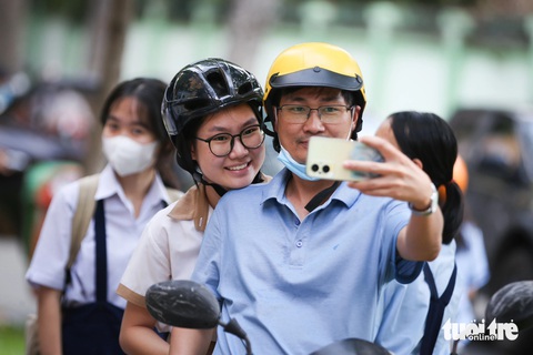 Em Bùi Diệu Anh phấn khởi khi đề thi văn khá dễ thở, đặt nguyện vọng 1 vào lớp chuyên trường THPT Gia Định, Diệu Anh hi vọng sẽ đạt được mức điểm tốt cho bài thi văn - Ảnh: PHƯƠNG QUYÊN Em Bùi Diệu Anh phấn khởi khi đề thi văn khá dễ thở. Đặt nguyện vọng 1 vào lớp chuyên Trường THPT Gia Định, Diệu Anh hy vọng sẽ đạt được mức điểm tốt ở bài thi văn - Ảnh: PHƯƠNG QUYÊN