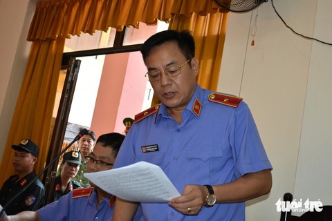 Vụ 70 giang hồ Phú Quốc giành đất: Đề nghị 1 án tử hình và 1 án chung thân- Ảnh 2. Đại diện Viện kiểm sát nhân dân cấp cao tại TP.HCM đề nghị tử hình bị cáo Đoàn Thiên Long và tù chung thân đối với Phạm Anh Hiếu - Ảnh: BỬU ĐẤU