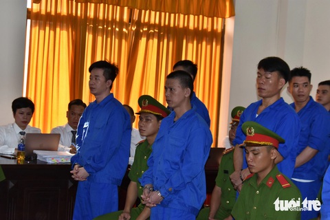 Vụ 70 giang hồ Phú Quốc giành đất: Đề nghị 1 án tử hình và 1 án chung thân- Ảnh 3. Viện kiểm sát nhân dân cấp cao tại TP.HCM bác đơn xin giảm nhẹ hình phạt đối với Nguyễn Văn Thái (bìa trái, hàng đầu) - Ảnh: BỬU ĐẤU