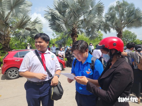 Xôn xao đề tiếng Anh lớp 10 nằm ngoài nội dung ôn tập, sở nói gì?- Ảnh 1. Các thí sinh dự thi vào lớp 10 tại Hội đồng thi Trường THPT chuyên Tiền Giang - Ảnh: HOÀI THƯƠNG