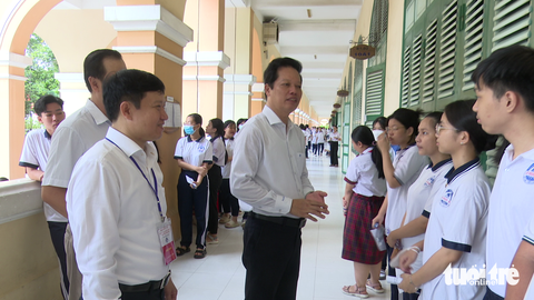 Xôn xao đề tiếng Anh lớp 10 nằm ngoài nội dung ôn tập, sở nói gì?- Ảnh 2. Ông Nguyễn Thành Diệu (giữa), phó chủ tịch UBND tỉnh Tiền Giang, thăm hỏi, động viên các thí sinh thi vào lớp 10 - Ảnh: HOÀI THƯƠNG