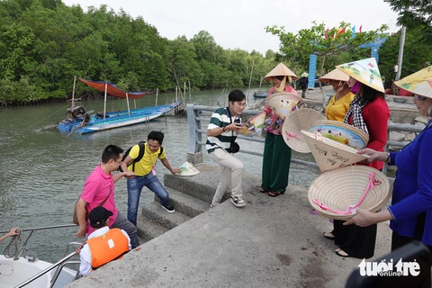 Người dân Thiềng Liền chào đón đoàn khách đến thăm đảo - Ảnh: T.T.D. Người dân đảo Thiềng Liềng chào đón đoàn khách đến thăm đảo - Ảnh: T.T.D.