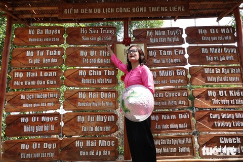 Chị Đặng Thị Thu Huyền, thành viên Hợp tác xã Du lịch cộng đồng Thiềng Liềng cho biết, gần 2 năm qua, ấp đảo Thiềng Liềng đã đón tiếp gần 5.000 lượt du khách - Ảnh: T.T.D. Chị Đặng Thị Thu Huyền, thành viên Hợp tác xã Du lịch cộng đồng Thiềng Liềng, cho biết gần 2 năm qua, ấp đảo Thiềng Liềng đã đón tiếp gần 5.000 lượt du khách - Ảnh: T.T.D.