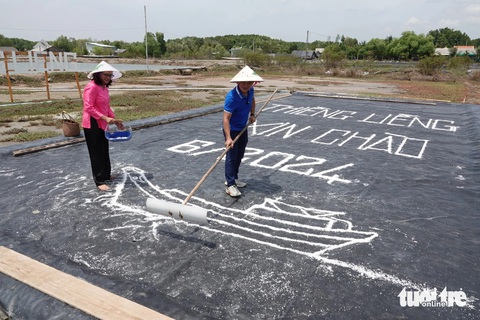 AnhTân Nguyễn vào vai người tạo hình con thuyền bằng muối - Ảnh: T.T.D. Anh Tân Nguyễn vào vai người tạo hình con thuyền bằng muối - Ảnh: T.T.D.