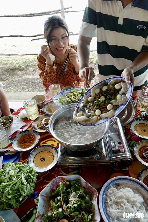 Buồi trưa đặc sản địa phương của hộ ẩm thực đồng muối Năm Đổi - Ảnh: T.T.D. Buổi ăn trưa đặc sản địa phương của hộ ẩm thực đồng muối Năm Đổi - Ảnh: T.T.D.