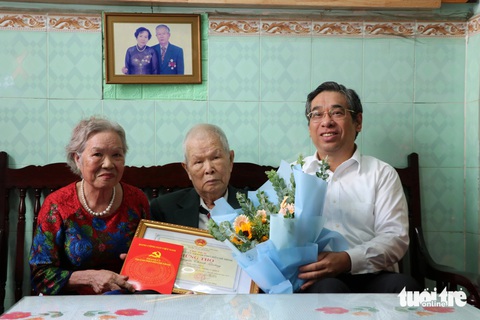 Phó bí thư Thành ủy TP.HCM Nguyễn Phước Lộc: 'Người cao tuổi là vốn quý của gia đình và xã hội'- Ảnh 3. Lãnh đạo Thành ủy kính chúc các cụ luôn sống vui khỏe, trường thọ cùng con cháu - Ảnh: CẨM NƯƠNG