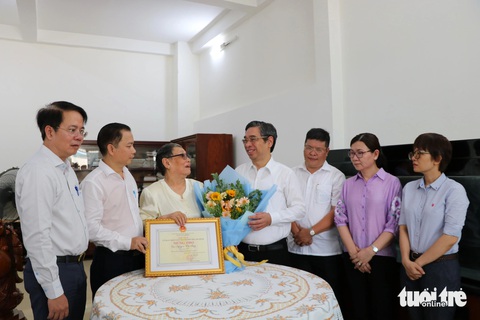 Phó bí thư Thành ủy TP.HCM Nguyễn Phước Lộc: 'Người cao tuổi là vốn quý của gia đình và xã hội'- Ảnh 2. Đoàn lãnh đạo mừng thọ 90 tuổi cụ Nguyễn Thị Bảy - Ảnh: CẨM NƯƠNG