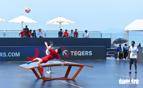 Một pha tung người dứt điểm trên không rất đẹp mặt của các VĐV Teqball đến từ Thái Lan - Ảnh: LÂM THIÊN Một pha tung người dứt điểm trên không rất đẹp mắt của các VĐV teqball đến từ Thái Lan - Ảnh: LÂM THIÊN