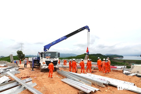 Mướt mồ hôi trên công trường dự án đường dây 500kV mạch 3- Ảnh 1. Hôm nay 6-6 thời tiết không nắng nóng như những ngày trước đó nhưng vẫn rất oi ả, công nhân trên công trường mồ hôi ướt đẫm áo, làm việc khá vất vả - Ảnh: LÊ MINH