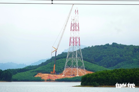Mướt mồ hôi trên công trường dự án đường dây 500kV mạch 3- Ảnh 2. Ghi nhận tại cột vị trí 175, có khoảng 15 công nhân của Công ty cổ phần xây lắp và dịch vụ Sông Đà đang hối hả thực hiện ghép nối các thanh sắt để dựng cọc. Đây là 1 trong 3 vị trí cột cao nhất trên toàn tuyến đường dây 500kV mạch 3 Quảng Trạch - Phố Nối với chiều cao lên đến 145m nên yêu cầu kỹ thuật rất cao - Ảnh: LÊ MINH