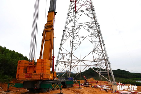 Mướt mồ hôi trên công trường dự án đường dây 500kV mạch 3- Ảnh 3. Các công nhân cho biết vị trí cột nằm trên đỉnh đồi nên việc di chuyển máy móc, thiết bị đến hiện trường hết sức khó khăn. Tuy vậy, với những nỗ lực không ngừng, đến nay sau nhiều tháng thi công cột 175 đang lắp ghép những thanh sắt cuối cùng để hoàn thiện - Ảnh: LÊ MINH