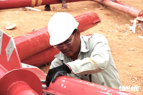 Mướt mồ hôi trên công trường dự án đường dây 500kV mạch 3- Ảnh 4. Anh Mai Vũ Trần Quang, cán bộ kỹ thuật Công ty cổ phần xây lắp và dịch vụ Sông Đà, cho biết đơn vị thi công 5 gói thầu tại dự án đường dây 500kV mạch 3 đoạn từ huyện Cẩm Xuyên đến huyện Đức Thọ (Hà Tĩnh) với 71 vị trí cột. Để đẩy nhanh tiến độ, thời gian qua công ty này đã huy động tổng lực máy móc, nhân lực từ các tỉnh thành về đây - Ảnh: LÊ MINH