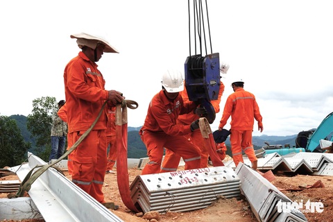 Mướt mồ hôi trên công trường dự án đường dây 500kV mạch 3- Ảnh 6. Tại vị trí cột 174, tổ xung kích là các cán bộ, kỹ sư và công nhân của Công ty Điện lực Thừa Thiên Huế được tăng cường ra Hà Tĩnh cũng đang hối hả sử dụng máy cẩu thiết bị, phân loại các thanh sắt để dựng cột - Ảnh: LÊ MINH