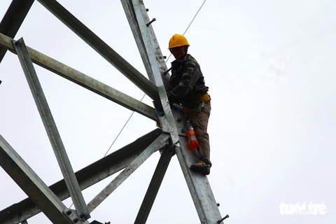 Mướt mồ hôi trên công trường dự án đường dây 500kV mạch 3- Ảnh 8. Công nhân thi công dự án đường dây 500kV mạch 3 đoạn qua Hà Tĩnh - Ảnh: LÊ MINH