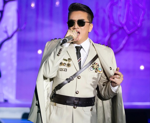 Những huy hiệu cài trên trang phục Đàm Vĩnh Hưng diễn trong live show Ngày em thắp sao trời - Ảnh: KIẾNG CẬN TEAM Những huy hiệu cài trên trang phục Đàm Vĩnh Hưng diễn trong live show Ngày em thắp sao trời - Ảnh: BTC