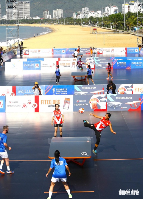 Các trận đấu diễn ra rất hấp dẫn - Ảnh: LÂM THIÊN Các trận đấu teqball diễn ra rất hấp dẫn trên bãi biển - Ảnh: LÂM THIÊN