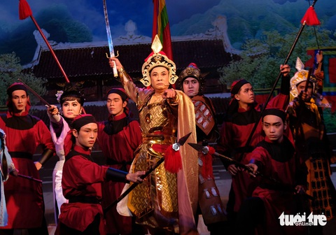 Đạo diễn Chí Linh (giữa) vai Lý Thường Kiệt - Ảnh: LINH ĐOAN Đạo diễn Chí Linh (giữa) vai Lý Thường Kiệt - Ảnh: LINH ĐOAN