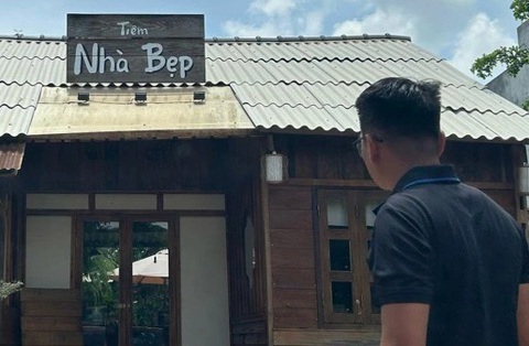 Cô giáo bị bê tông rơi đè chết khi đang uống cà phê- Ảnh 1. Tiệm cà phê Nhà Bẹp - nơi xảy ra sự việc - hiện đã treo bảng tạm nghỉ - Ảnh: TÂM AN