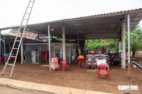 Dân kêu trời vì 'sáng nào cũng chạy quanh tìm chỗ vệ sinh' nơi tạm cư dự án cao tốc- Ảnh 3. Người dân xây dựng lán trại ở tạm nên chưa có nhà vệ sinh để giải quyết