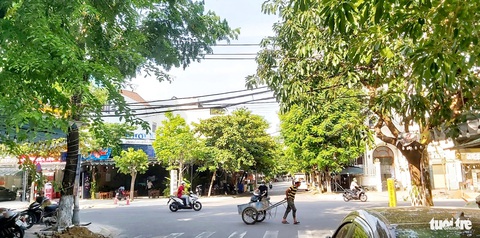 Dây cáp viễn thông như ‘mạng nhện’ trên phố Đà Nẵng khiến người dân xốn mắt- Ảnh 1. Dây cáp viễn thông giăng ngang trên phố ở Đà Nẵng - Ảnh: ĐOÀN CƯỜNG