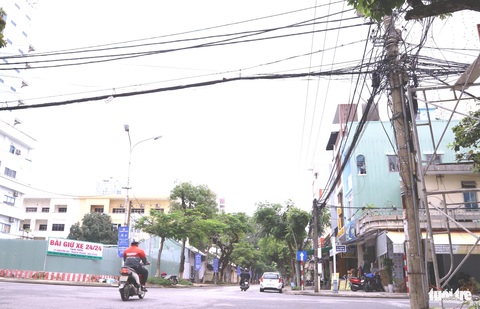 Dây cáp viễn thông như ‘mạng nhện’ trên phố Đà Nẵng khiến người dân xốn mắt- Ảnh 3. Các tuyến phố trung tâm sẽ được chỉnh trang, sắp xếp lại cáp viễn thông - Ảnh: ĐOÀN CƯỜNG