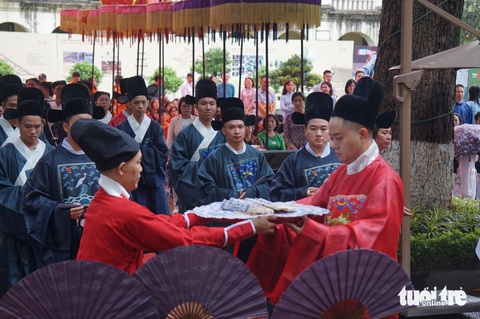 Tái hiện lễ ban quạt Tết Đoan Ngọ trong cung đình xưa tại Hoàng Thành Thăng Long ngày 6-6 - Ảnh: T.ĐIỂU Tái hiện lễ ban quạt Tết Đoan Ngọ trong cung đình xưa tại Hoàng thành Thăng Long ngày 6-6 - Ảnh: T.ĐIỂU
