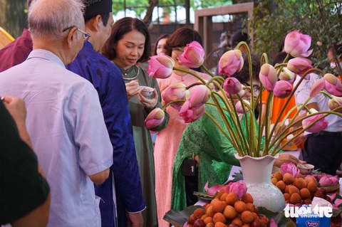 Ăn bánh gio, rượu nếp, hoa quả mùa hè để giết sâu bọ trong ngày Tết Đoan Ngọ ở Hoàng Thành Thăng Long - Ảnh: T.ĐIỂU Ăn bánh gio, rượu nếp, hoa quả mùa hè để giết sâu bọ trong ngày Tết Đoan Ngọ ở Hoàng thành Thăng Long - Ảnh: T.ĐIỂU