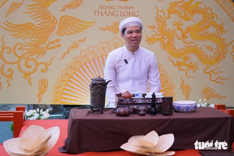 Nghệ nhân trà Hoàng Anh Sướng trò chuyện về thú uống trà của người xưa - Ảnh: T.ĐIỂU Nghệ nhân trà Hoàng Anh Sướng trò chuyện về thú uống trà của người xưa - Ảnh: T.ĐIỂU