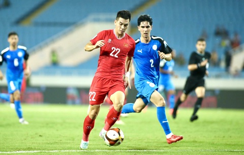 Chuyên gia: HLV Kim Sang Sik điều chỉnh nhân sự hợp lý- Ảnh 1. Tiến Linh (bìa trái) là cầu thủ xuất sắc nhất trận đấu với 2 bàn thắng - Ảnh: MINH ĐỨC
