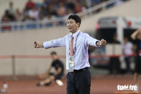 HLV Kim Sang Sik ăn mừng bàn thắng của Tiến Linh - Ảnh: HOÀNG TÙNG