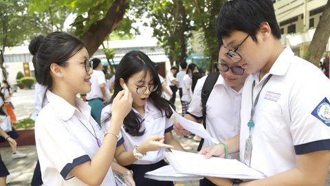 Kỳ thi tuyển sinh lớp 10 năm học 2024-2025: Đề thi văn 'mở' hết cỡ- Ảnh 1. Thí sinh trao đổi bài sau giờ thi môn văn tại điểm thi Trường THPT Hùng Vương, Q.5, TP.HCM - Ảnh: NHƯ HÙNG