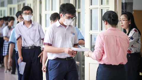 Kỳ thi tuyển sinh lớp 10 năm học 2024-2025: Đề thi văn 'mở' hết cỡ- Ảnh 2. Thí sinh vào phòng thi môn tiếng Anh vào chiều 6-6 - Ảnh: PHƯƠNG QUYÊN