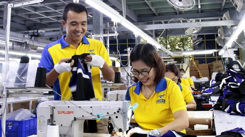 Việc và người luẩn quẩn tìm nhau- Ảnh 1. Nhu cầu tuyển dụng lao động phổ thông vẫn còn khá lớn, nhất là công nhân dệt may, giày da - Ảnh: C.TRIỆU