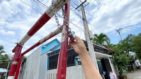 Cổng rào bằng sắt được khóa lại, mỗi hộ dân có xe ô tô được giao chìa khóa riêng ở thôn Thanh Quýt 3 Cổng rào bằng sắt được khóa lại, mỗi hộ dân có xe ô tô được giao chìa khóa riêng ở thôn Thanh Quýt 3