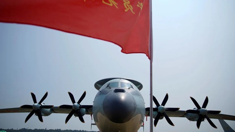 Mỹ lo sốt vó khi Trung Quốc chiêu mộ phi công quân sự phương Tây- Ảnh 1. Máy bay cảnh báo sớm Shaanxi KJ-500 tại Triển lãm Hàng không vũ trụ quốc tế Trung Quốc vào năm 2021 - Ảnh: CNN