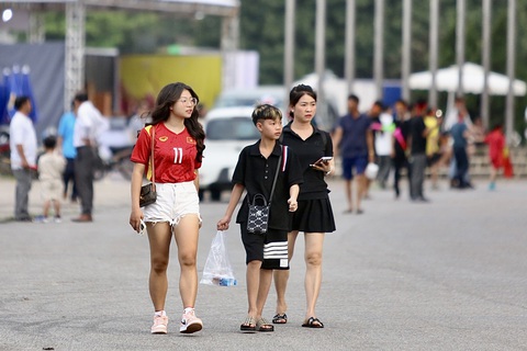 Người hâm mộ đổ về Mỹ Đình, tiếp sức tuyển Việt Nam- Ảnh 1. Nhiều cổ động viên Việt Nam tranh thủ vào sân sớm - Ảnh: HOÀNG TÙNG