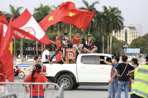 Người hâm mộ đổ về Mỹ Đình, tiếp sức tuyển Việt Nam- Ảnh 2. Nhóm cổ động viên khuấy đảo không khí ngoài sân Mỹ Đình - Ảnh: HOÀNG TÙNG