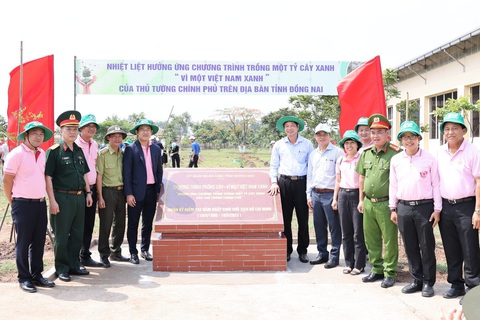 C.P. Việt Nam tiên phong thực hành cam kết Net Zero, hướng đến tương lai xanh- Ảnh 4. Tập thể lãnh đạo CPV và lãnh đạo tỉnh trong chương trình trồng cây tại Đồng Nai