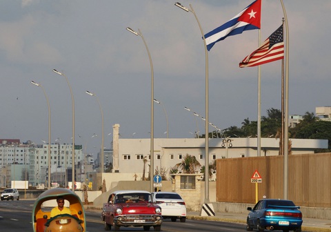 Việt Nam kêu gọi Mỹ chấm dứt bao vây, cấm vận Cuba- Ảnh 1. Bên ngoài Đại sứ quán Mỹ tại thủ đô La Habana (Cuba) tháng 5-2024 - Ảnh: REUTERS
