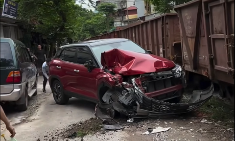 Từ vụ ô tô bị tàu hỏa tông biến dạng: Dừng xe cách đường sắt bao xa thì không lo bị đâm?- Ảnh 1. Hình ảnh chiếc Hyundai Creta sau khi bị tàu hỏa đâm ngày 5-6 - Ảnh: Facebook