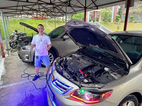 'Điệp Xa Lộ' cứu hộ hàng nghìn ô tô trong 10 năm, quyết không nhận một đồng cảm ơn- Ảnh 1. Anh Trần Anh Điệp cùng chiếc Toyota Corolla Altis chuyên dùng để cứu hộ xe miễn phí - Ảnh: NVCC