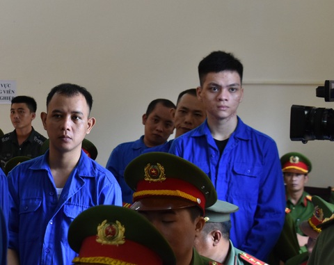 Bị cáo Đoàn Thiên Long (bìa phải) bị đề nghị tử hình - Ảnh: BỬU ĐẤU Bị cáo Đoàn Thiên Long (bìa phải) bị đề nghị tử hình - Ảnh: BỬU ĐẤU