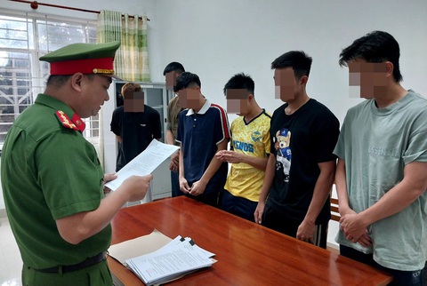 Bắt sáu cầu thủ CLB bóng đá Bà Rịa - Vũng Tàu- Ảnh 1. Đọc lệnh bắt tạm giam sáu cầu thủ CLB bóng đá Bà Rịa - Vũng Tàu - Ảnh: CA cung cấp