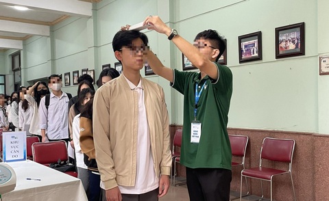 Tranh luận không tuyển thí sinh thấp lùn ở trường kinh doanh- Ảnh 1. Thí sinh đo chiều cao khi tham gia buổi phỏng vấn EQ đầu tiên tại Trường Quản trị và Kinh doanh năm 2024 - Ảnh: HSB